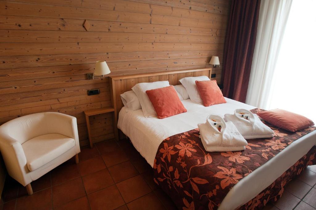 Hotel La Placa Garriguella Szoba fotó
